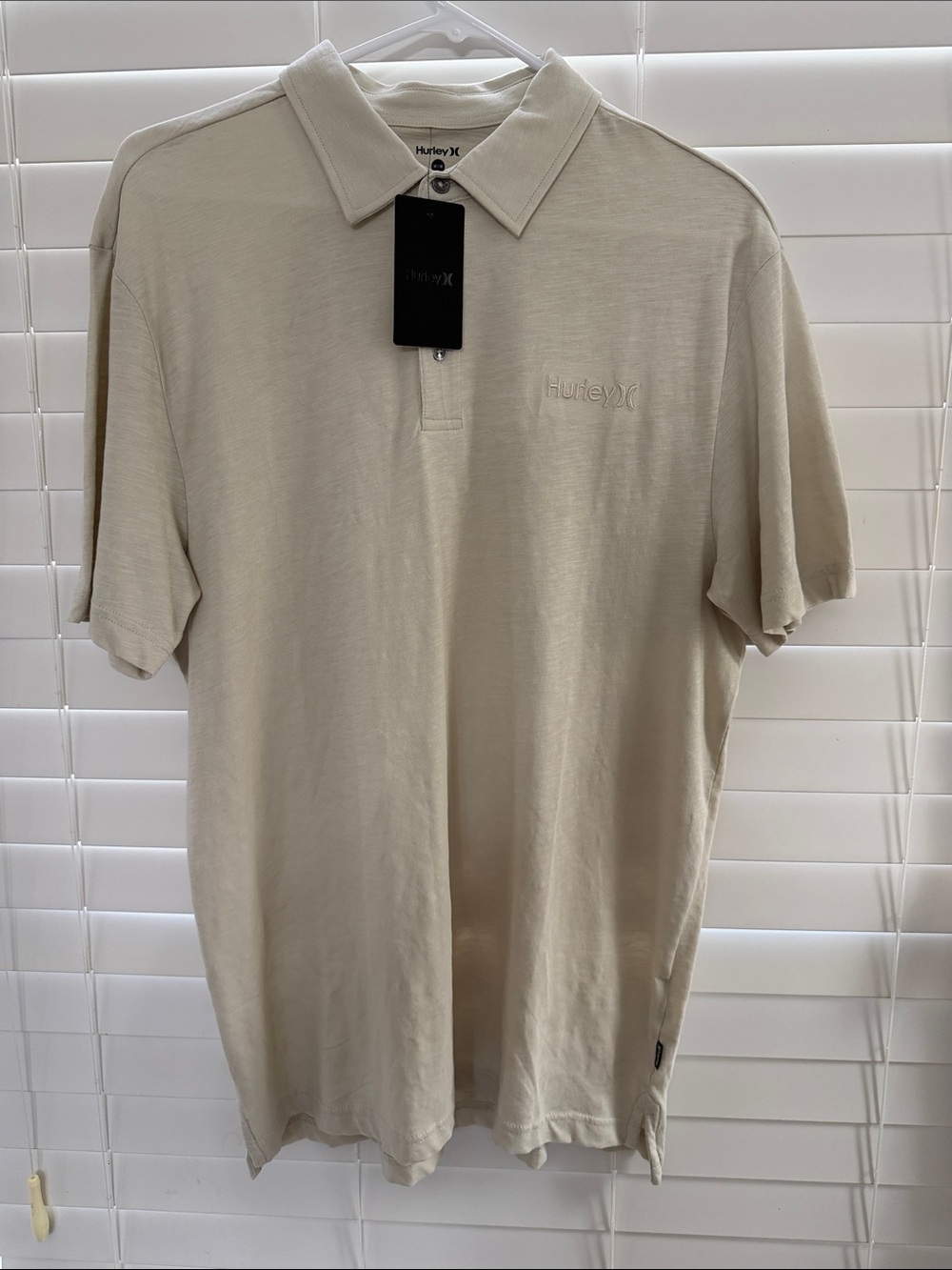 Hurley Men’s Short Sleeve Light Cream Polo Shirt Size Medium NWT